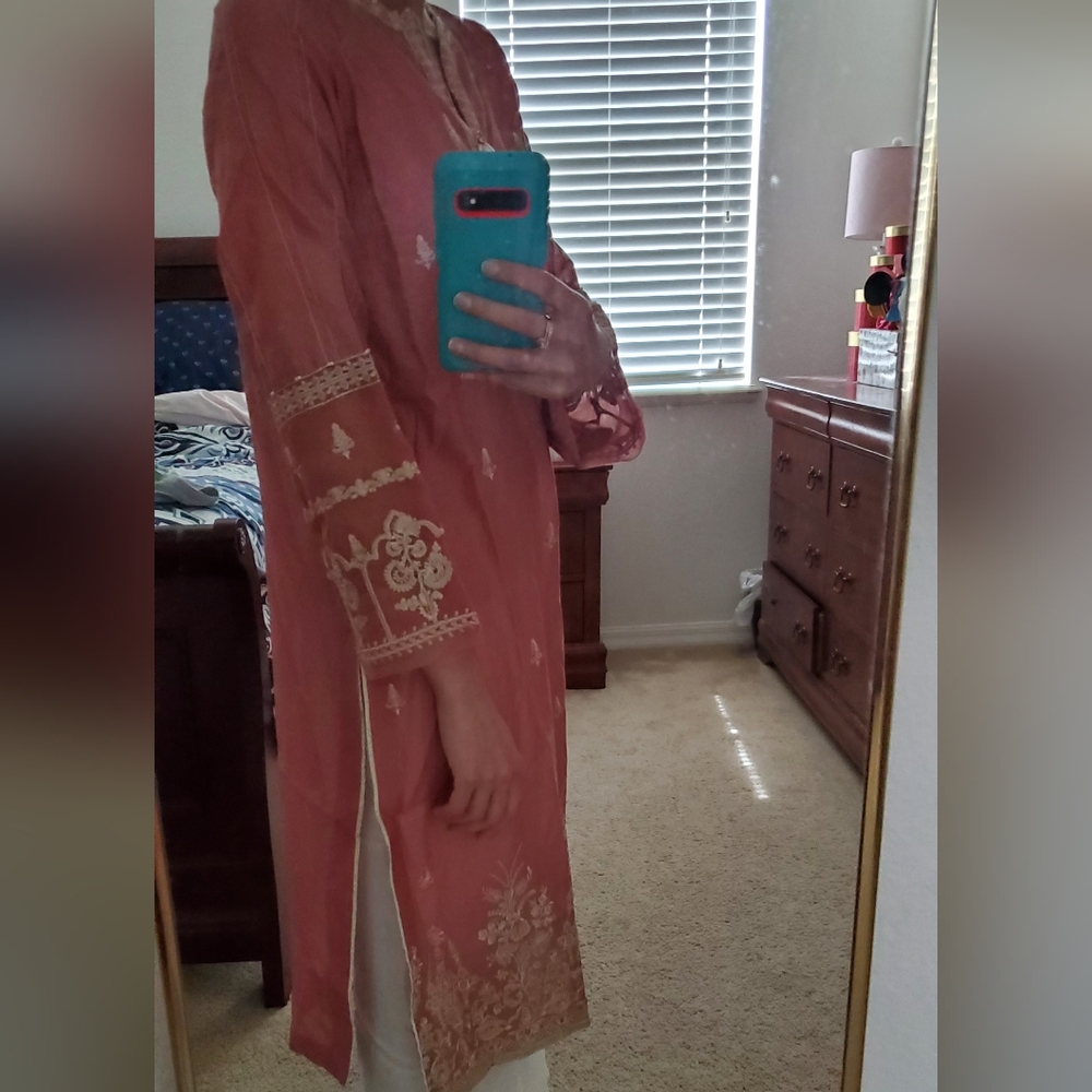 Elegant Pink Embroidered Women's Kurta - Picture 6 of 9